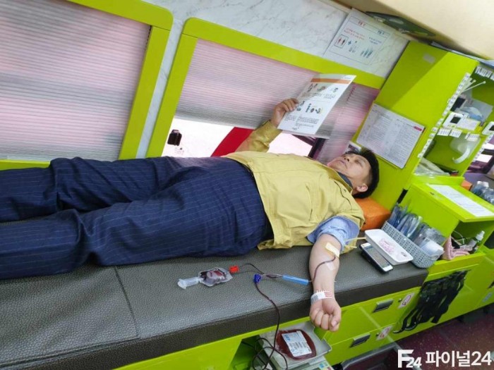 사진자료2(2020.2.19)이희진 영덕군수가 헌혈운동에 참여해 헌혈을 하고 있다.jpg