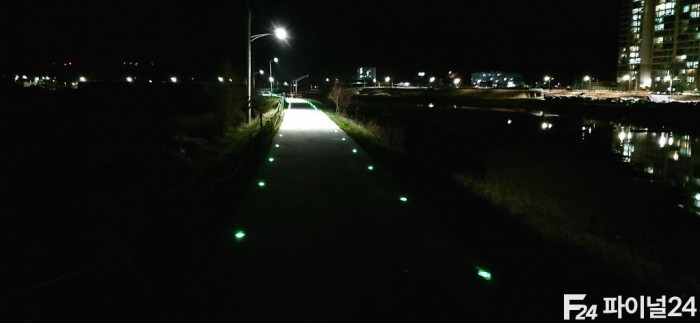 야간 산책로 밝히는 표지병 설치1.jpg