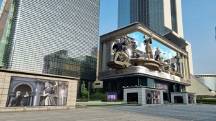 ‘도심 속 거대 분수대’ 구현... 현대 도시의 문화유산, 미디어 아트로 재현되다